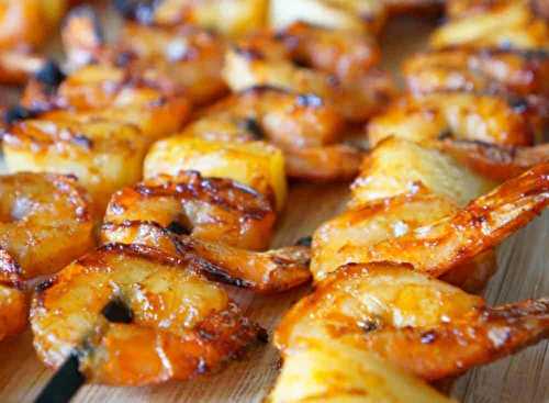 Cette recette de brochettes épicées de crevettes et d’ananas (sur le BBQ) est parfaite!