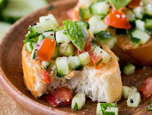 Cette recette de bruschetta au concombre est super facile à faire et c'est BON!