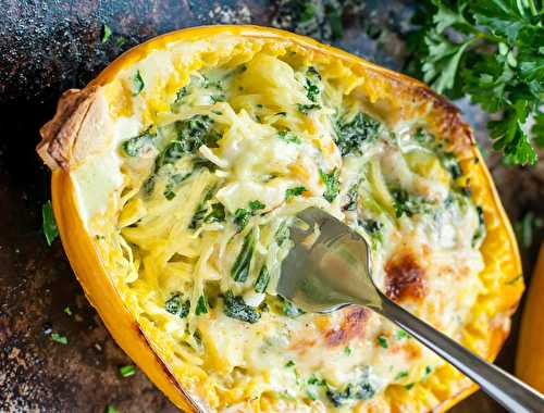 Cette recette de courge spaghetti au parmesan et aux épinards est absolument délicieuse....