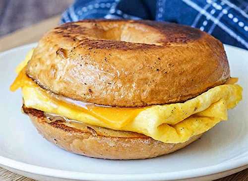 Cette recette de pain doré sur un bagel fait un déjeuner parfait!