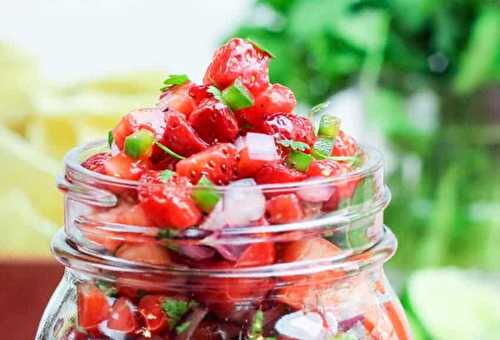 Cette recette de salsa aux fraises est absolument parfaite et rafraîchissante!