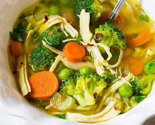 Cette recette de soupe santé de poulet aux légumes est délicieuse...