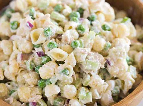 Cette salade de pâtes au thon est fraîche, nourrissante et super facile à faire!