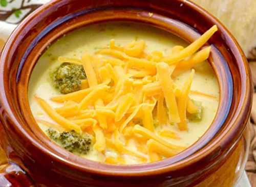 Cette soupe au brocoli et cheddar est absolument parfaite (Dans la mijoteuse!)