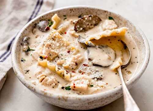 Cette soupe-repas au poulet rôti, lasagne et ail est vraiment parfaite!