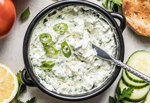 Cette trempette aux échalotes, herbes et fromage à la crème est super facile à faire et très FRAÎCHE!