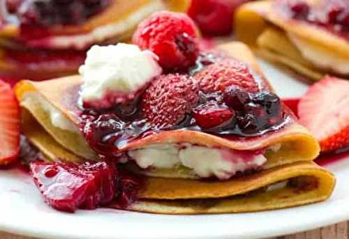 Des bonnes crêpes aux petits fruits et fromage à la crème!