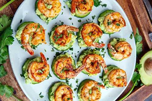 Des bouchées de crevettes sur un lit de concombre et d'avocat absolument délicieuse!