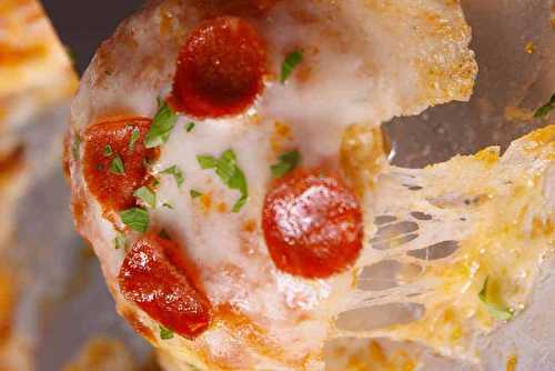 Des bouchées de pizza santé sur une croûte de chou-fleur! Miam.. Miam :)