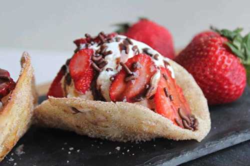 Des tacos aux fraises et à la crème glacée font un dessert parfait pour l'été!