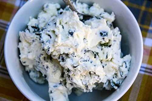 Du fromage à la crème et des herbes de votre jardin pour une trempette absolument parfaite!