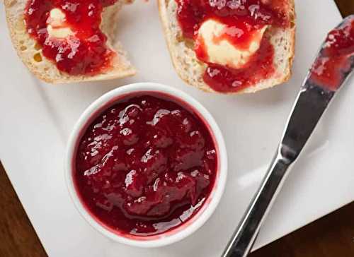 La confiture fraises et rhubarbe est un savant mélange de saison (4 pots et très facile!)