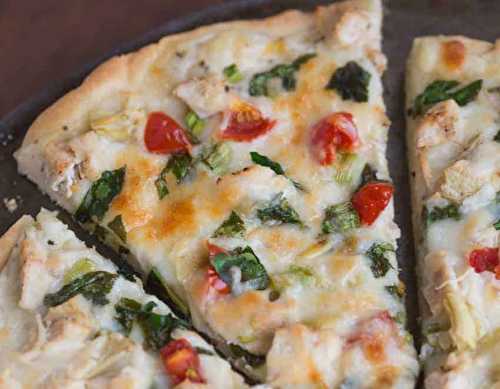 La délicieuse recette de pizza au poulet et légumes avec une sauce blanche à l'ail!