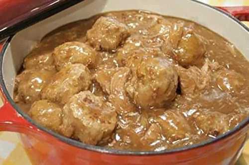 La délicieuse recette traditionnelle de ragoût de boulettes et de pattes de cochons!