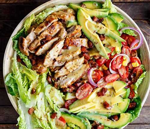 La délicieuse salade au poulet, avocat et bacon avec une SUPERBE vinaigrette!