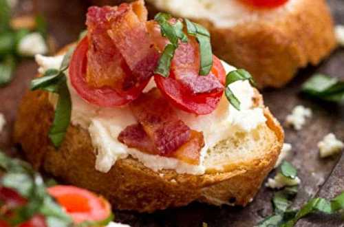 La meilleure recette de bruschetta crémeux au feta et bacon!