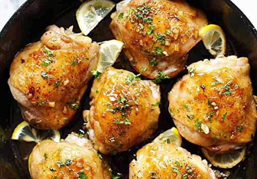 La meilleure recette de cuisse de poulet au beurre, ail et miel dans la casserole!