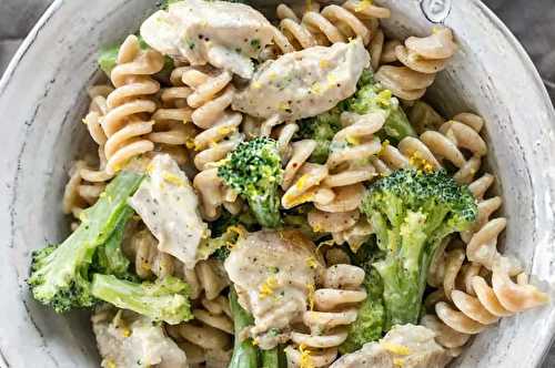 La recette facile de pâtes au poulet, brocoli et sauce crémeuse au citron!