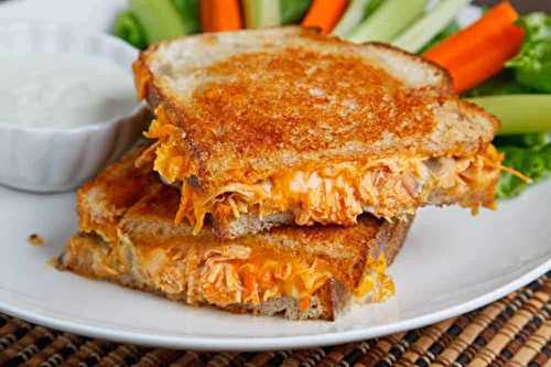 La recette facile du grilled cheese de luxe au poulet Buffalo!