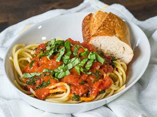 La recette la plus rapide et facile de sauce tomates maison (5 ingrédients!)