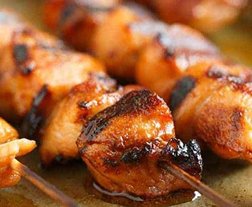 La recette parfaite de brochettes de poulet à l'érable et sriracha (Sur le BBQ!)