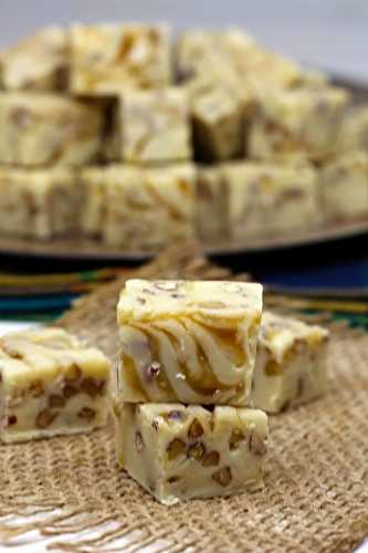 Recette facile de fudge au chocolat blanc, caramel et pacanes!