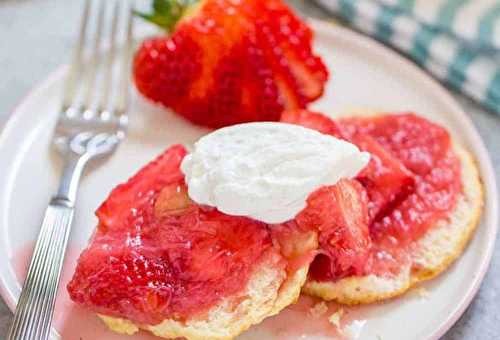 La recette parfaite de la saison c'est le shortcake aux fraises et à la rhubarbe!