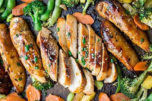 La recette super facile de poulet teriyaki et légumes sur une plaque à cuisson