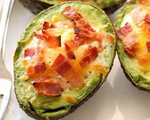 Le déjeuner absolument parfait d'avocat aux œufs et bacon gratiné!