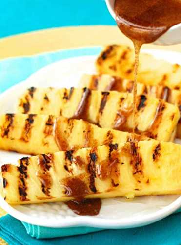 Le dessert d'été parfait : les ananas grillés sur le BBQ et sa petite sauce...