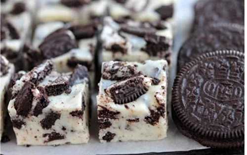 Le fudge blanc aux biscuits Oréo super facile à faire (seulement trois ingrédients)!