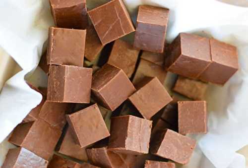 Le meilleur fudge au chocolat au lait (Seulement 3 ingrédients!)