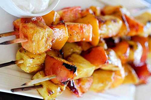 Les brochettes de fruits sur le BBQ avec la petite sauce au yogourt!