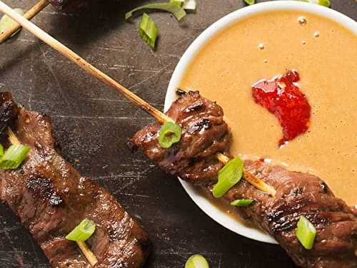 Les délicieuses brochettes de boeuf avec une sauce aux arachides (pour le BBQ!)