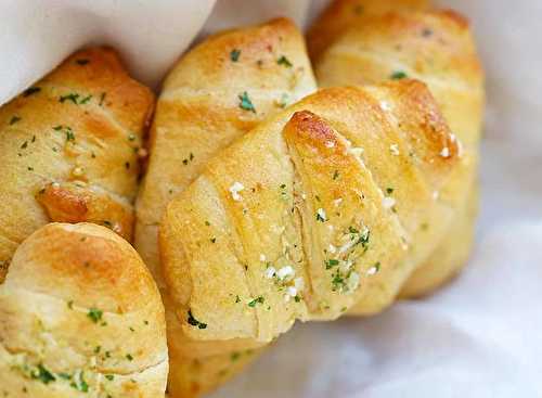 Les délicieux croissant au fromage (à l'intérieur), au beurre et à l'ail!