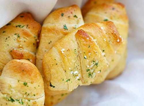 Les délicieux croissant au fromage (à l'intérieur), au beurre et à l'ail!