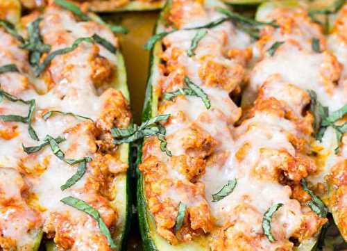 Les merveilleux bateaux de zucchinis au poulet et Parmesan (Facile et savoureux)