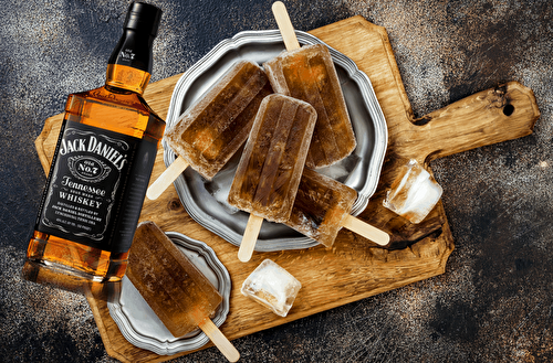 Les popsicles au Coke et au Jack Daniel's pour faire lever le party!