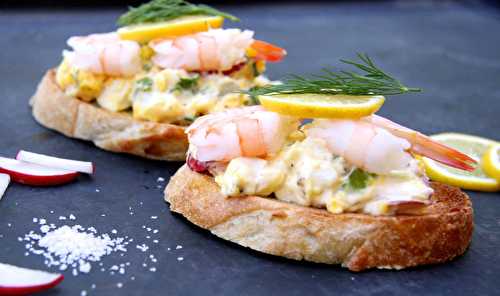 Les tartines de salade aux œufs et crevettes sont super faciles à faire!