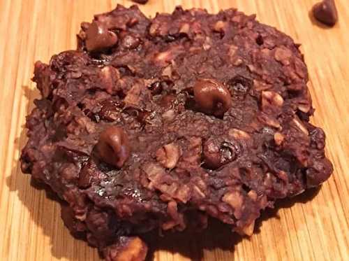 On mélange des bananes du gruau et du cacao pour faire des DÉLICIEUX biscuits!