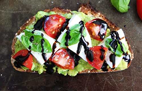 Pain, fromage, avocat, basilic et balsamique... Une toast à l'avocat parfaite et très santé!