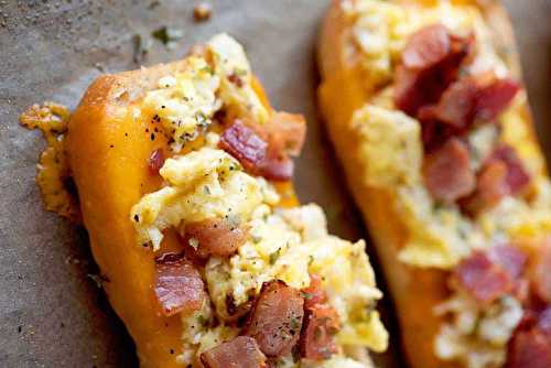 Pain, œuf, bacon et fromage... pour faire des bateaux à déjeuner de champion!