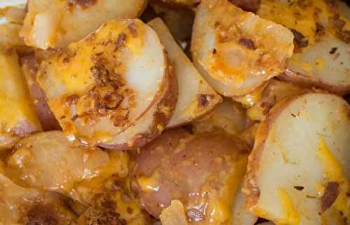 Patates, oignons, bacon et fromage cheddar. Ces patates sur le BBQ sont un succès!