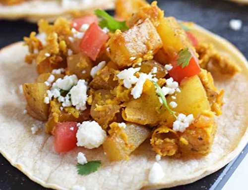 Tortillas, patates, œufs, sauce sriracha... Un déjeuner parfait et facile à préparer!