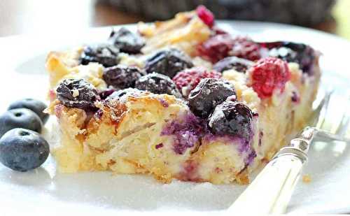 Un délicieux gâteau « déjeuner » de croissants et petits fruits...