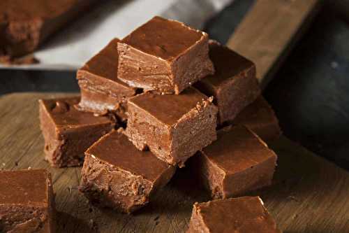 Un fudge au chocolat absolument décadent en cinq minutes, avec 2 ingrédients!