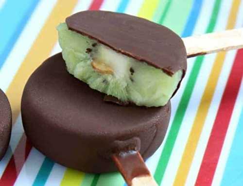 Un kiwi trempé dans le chocolat pour faire des délicieux popsicles santé en quelques minutes!