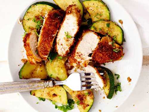 Une bonne recette de poulet croustillant ail et parmesan avec zucchini