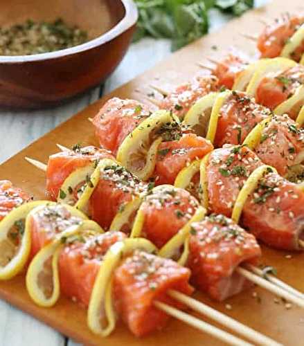 Une bonne recette facile de brochettes de saumon sur le barbecue!