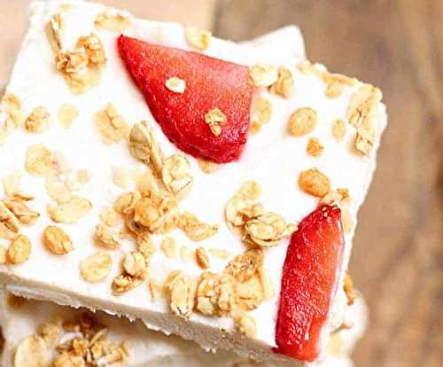 Une collation santé absolument parfaite de yogourt, fraises et granola!